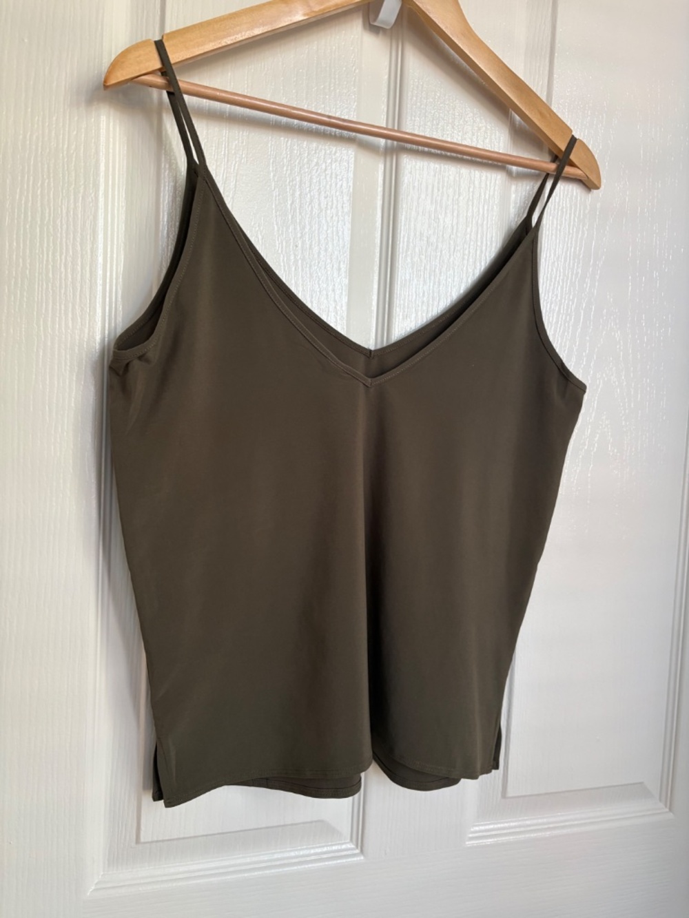 Vuori Villa Cami V-Neck Performance Stretch Tank Top Size XS NWOT - Picture 2 of 11